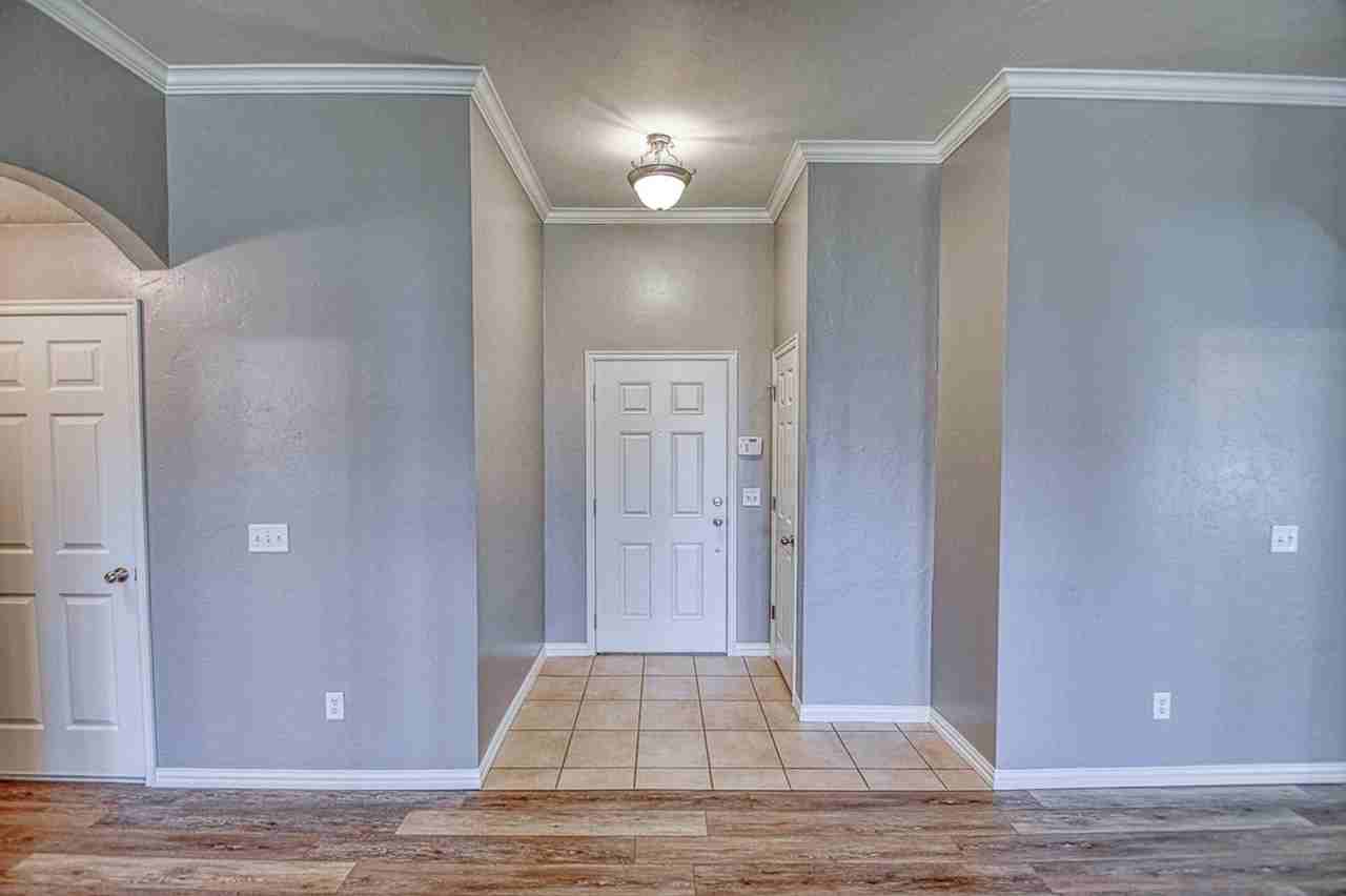 925 Eagle Cliff Dr - Photo 4 of 23