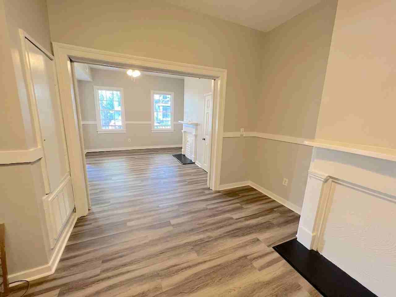 305 W Waldburg St - Photo 4 of 15