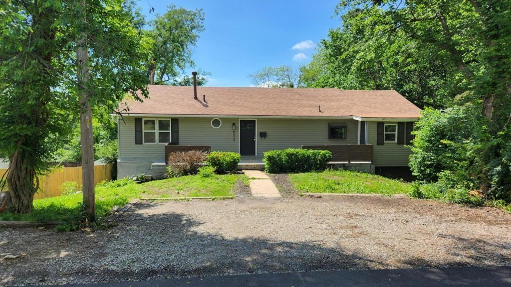 8430 Oak St - Photo 2 of 46