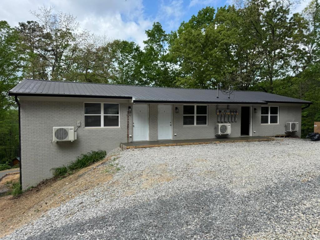 105 Jeffery Ln - Photo 3 of 8