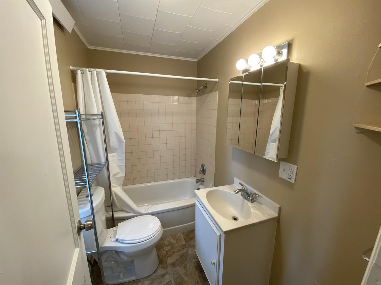 220 E 7th St #4 - Photo 4 of 9