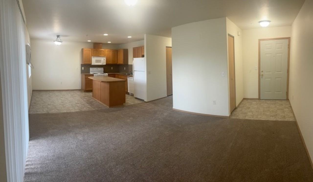 2035 - Photo 3 of 10