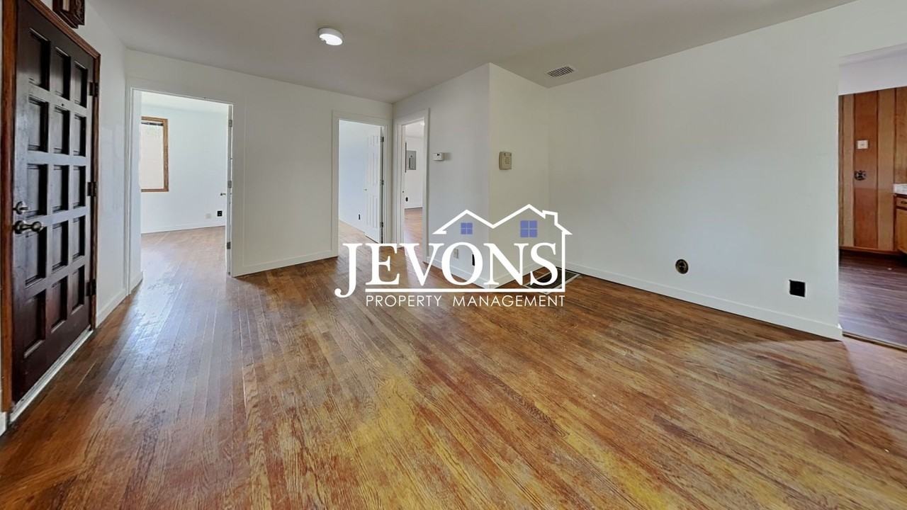 1823 S Adams St - Photo 7 of 43