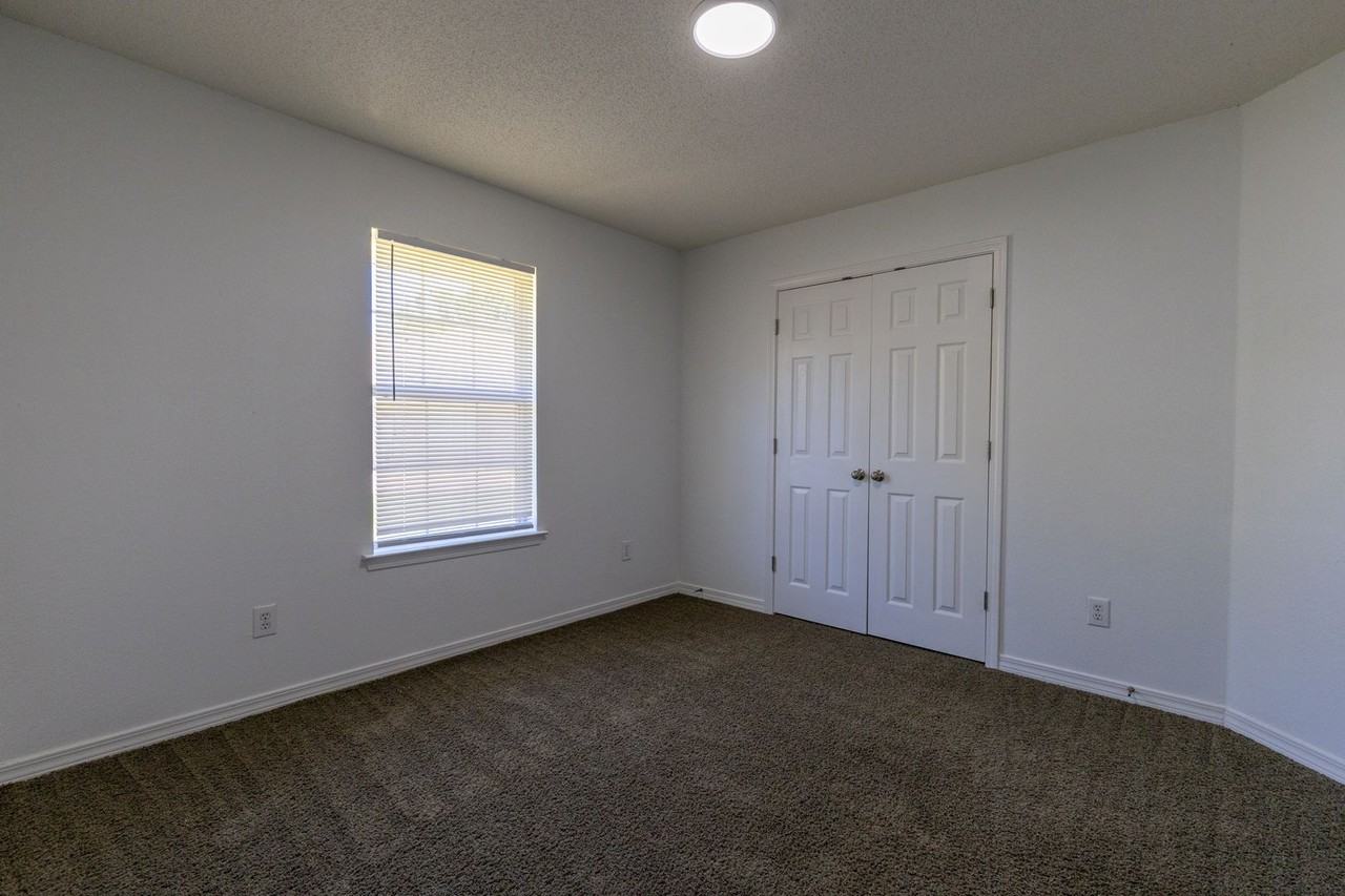 1476 W Fairway Dr - Photo 3 of 20