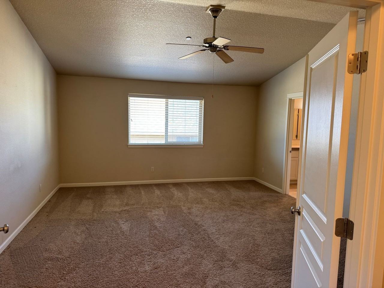 3008 Ne 74th St - Photo 4 of 35