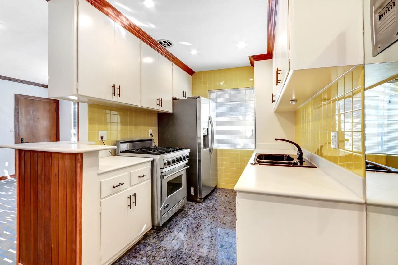 807 5th Street in Santa Monica.  Steps to Montana Ave and 5 blocks to the beach! - Photo 2 of 4