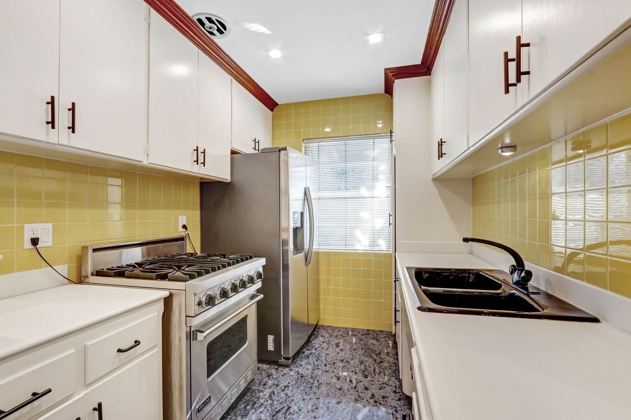 807 5th Street in Santa Monica.  Steps to Montana Ave and 5 blocks to the beach! - Photo 3 of 4