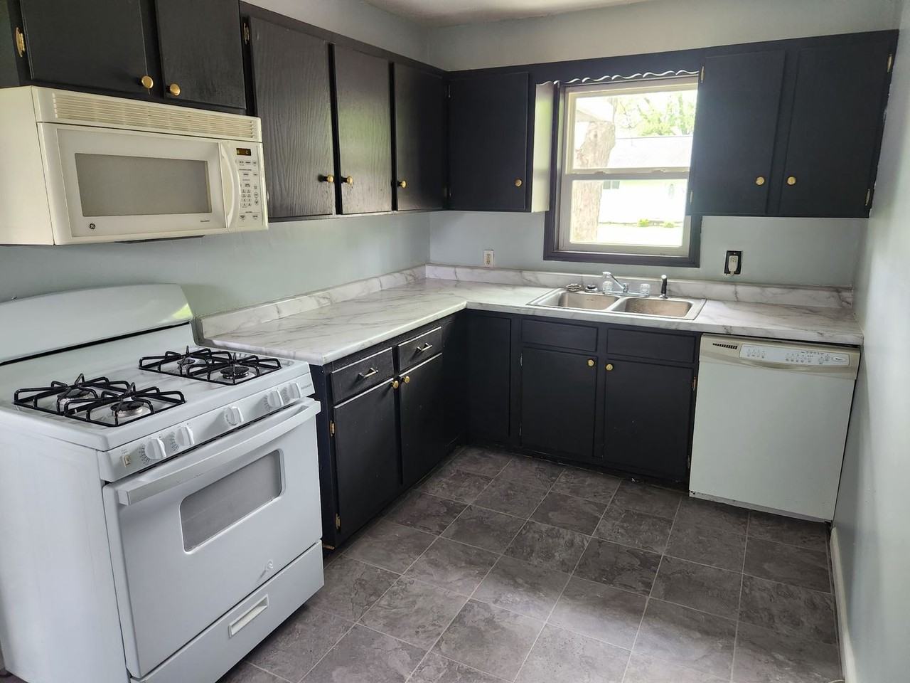1404 E 24th St - Photo 3 of 7