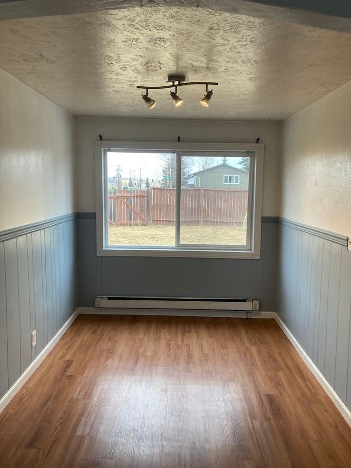 1415 Ash St - Photo 3 of 9