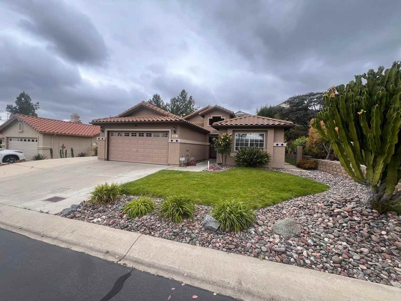 2081 Larkspur Dr - Photo 3 of 38