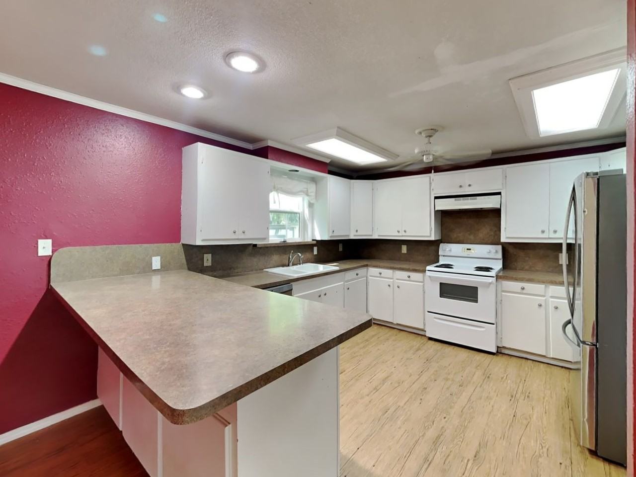 5729 Wilson Rd - Photo 6 of 26