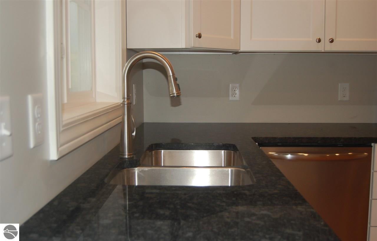 726 Randolph St - Photo 3 of 19