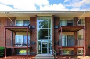 featured image of 10 Longwood Dr #5