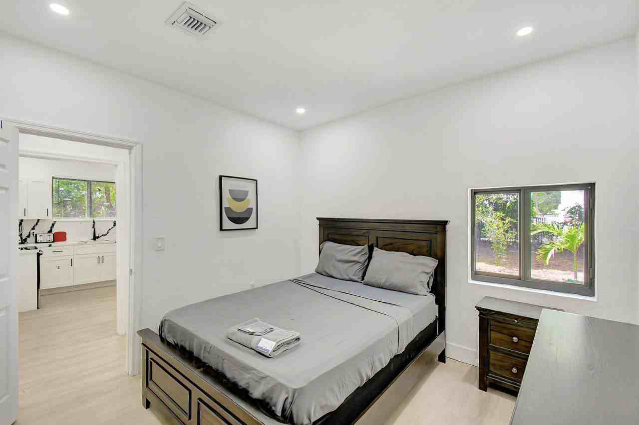 Ne 127th St - Photo 5 of 7