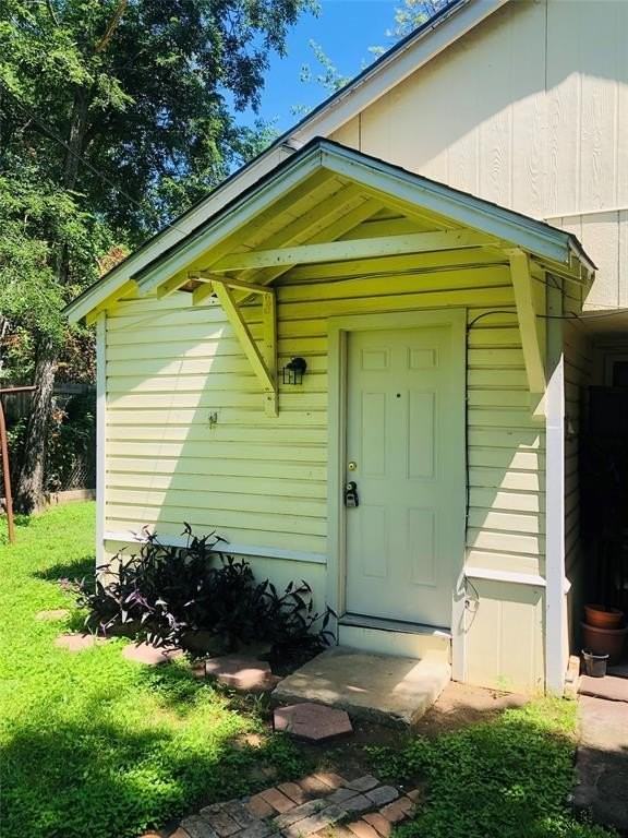 518 W Sycamore St - Photo 3 of 11