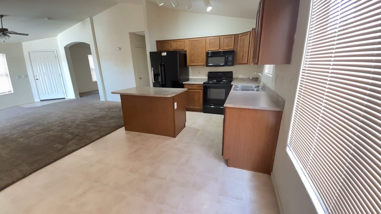 10967 W Sheridan St - Photo 4 of 28