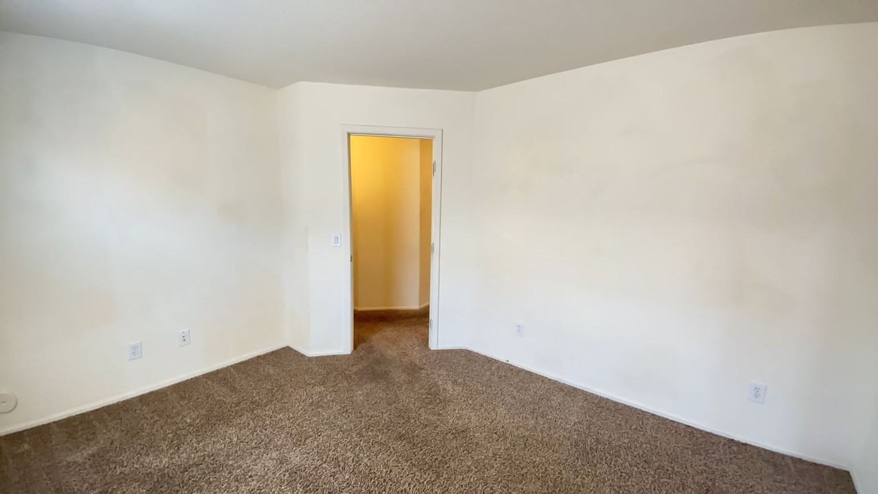 10967 W Sheridan St - Photo 5 of 28