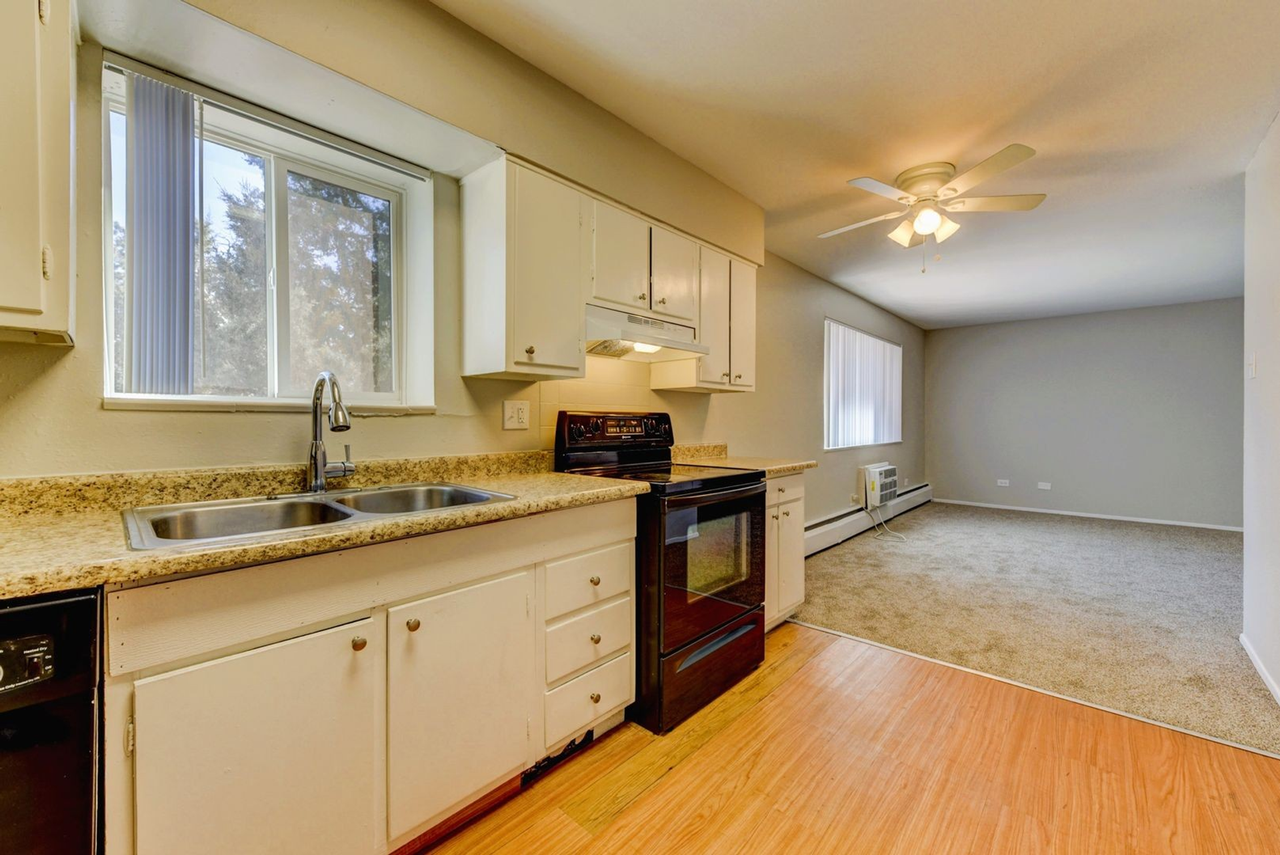 RENT SPECIALS! Spacious 2 bedroom close to Anschutz Medical School, SHOPPING and MORE! - Photo 3 of 26