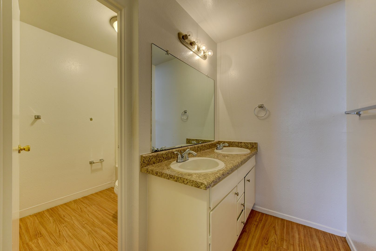 RENT SPECIALS! Spacious 2 bedroom close to Anschutz Medical School, SHOPPING and MORE! - Photo 6 of 26