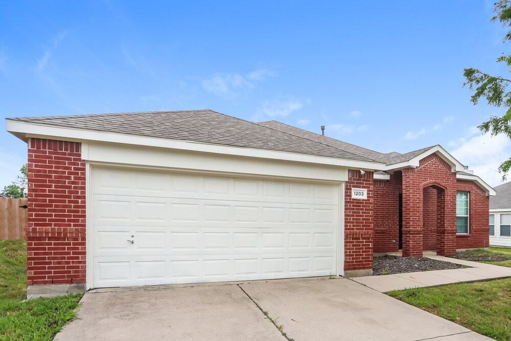 1203 Hampton Dr - Photo 4 of 17