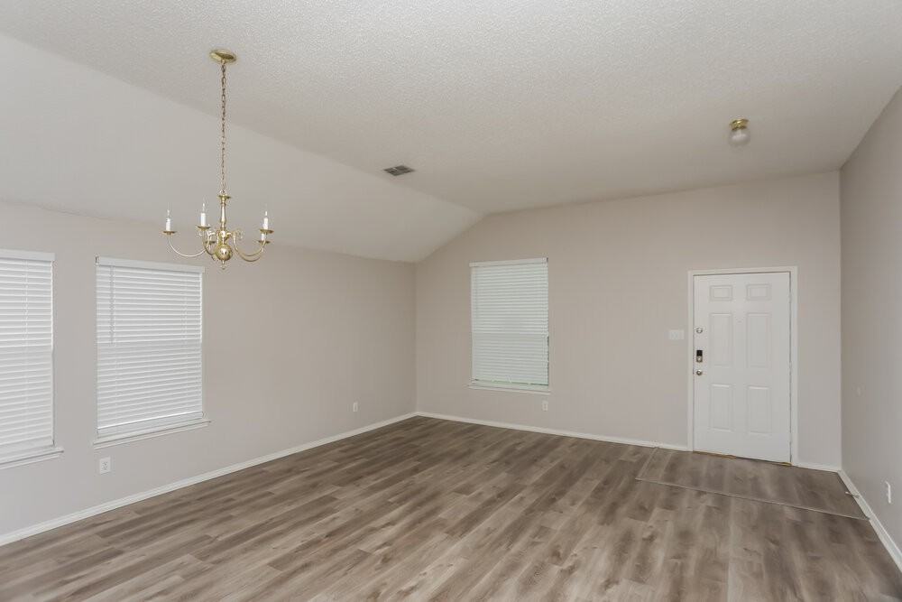 1203 Hampton Dr - Photo 5 of 17