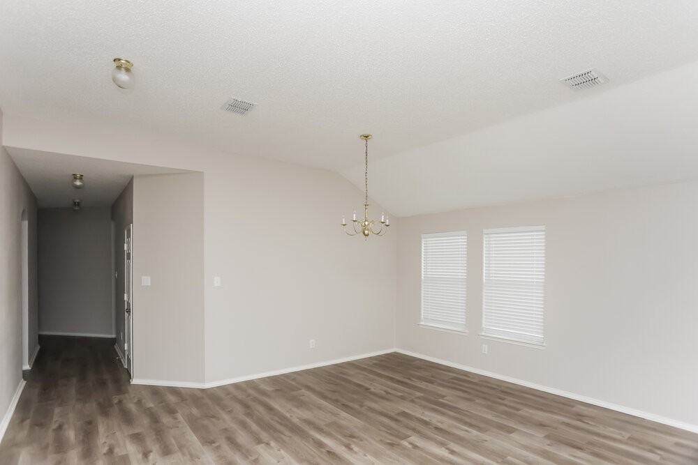 1203 Hampton Dr - Photo 6 of 17