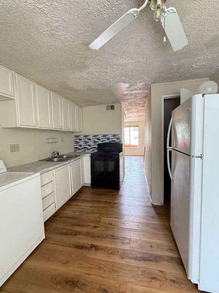 805 S Walnut St #A - Photo 6 of 10