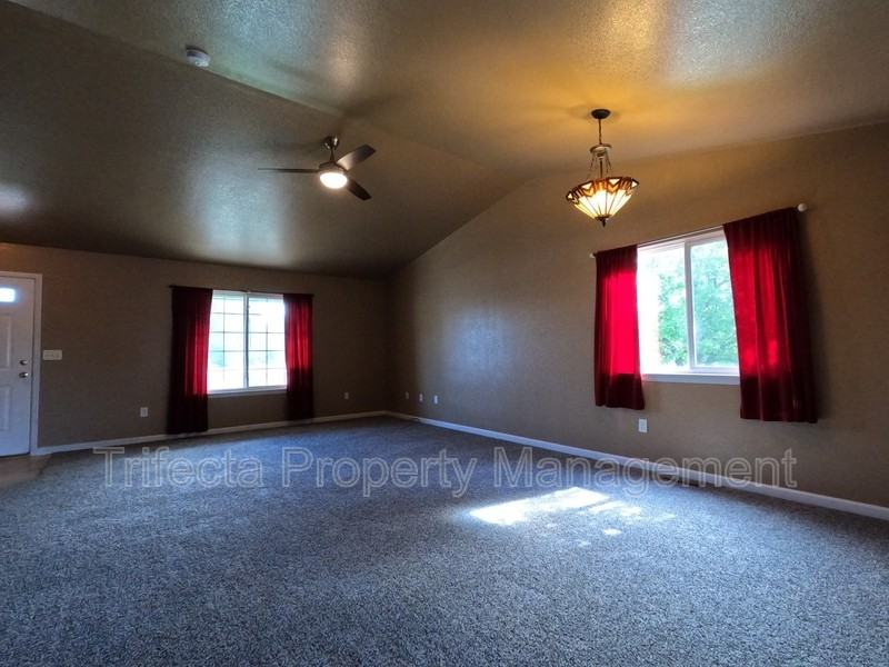 3627 Glenbarr Ct - Photo 2 of 16
