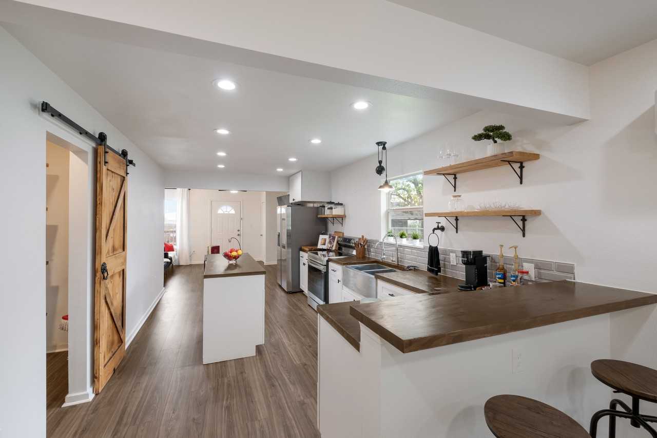 1318 Edison Dr - Photo 3 of 17