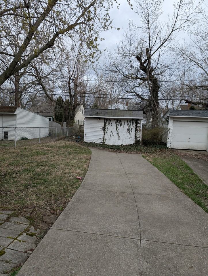 25270 Lake Shore Blvd - Photo 3 of 10