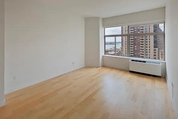 Washington St #8G - Photo 2 of 10