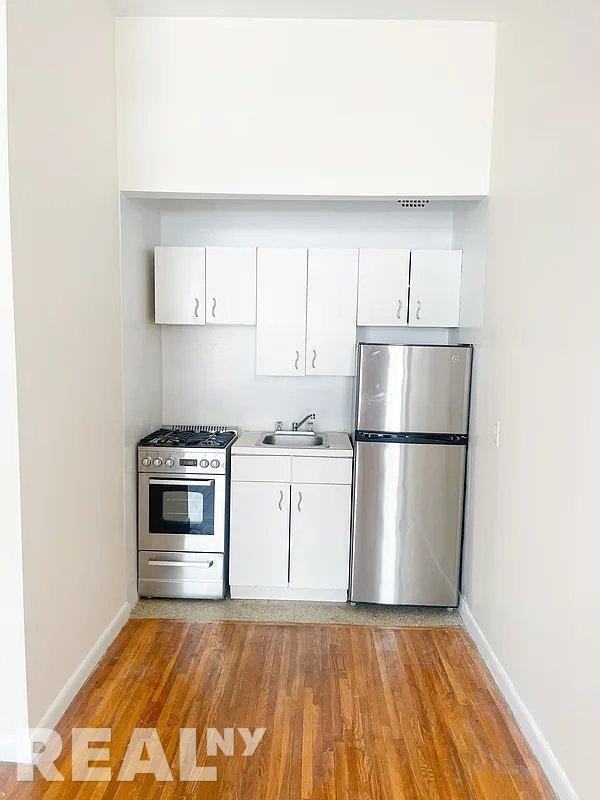 E 84th St #2M - Photo 3 of 7