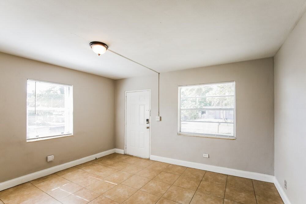 2814 Nw 6th St - Photo 4 of 16