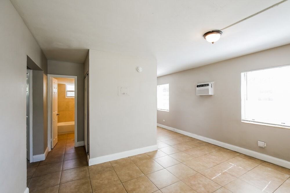 2814 Nw 6th St - Photo 5 of 16