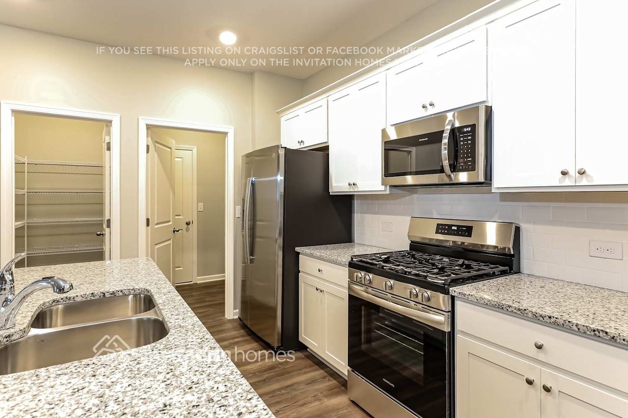 617 Friesland Dr - Photo 4 of 18