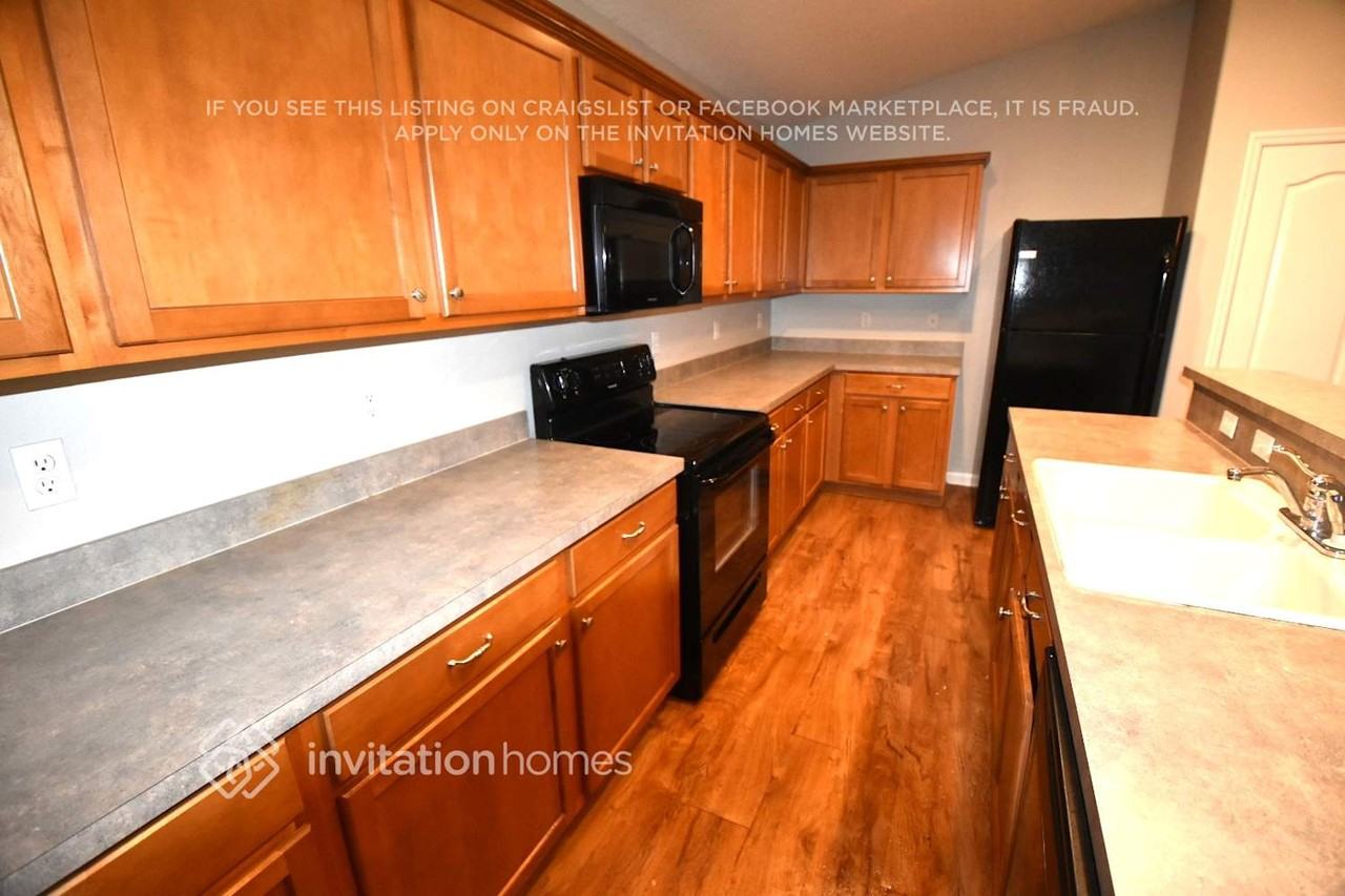 11279 Martin Lakes Dr N - Photo 3 of 10