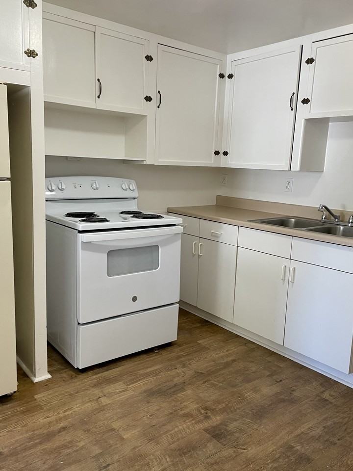 208 E Butte St - Photo 6 of 9