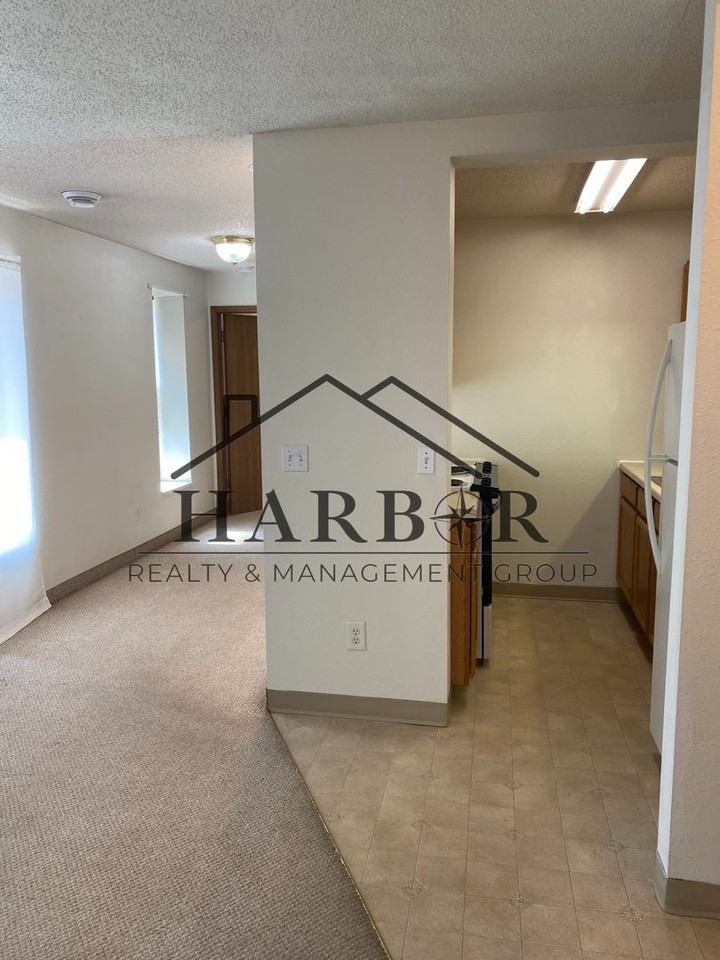 146 S Broadway St - Photo 2 of 8