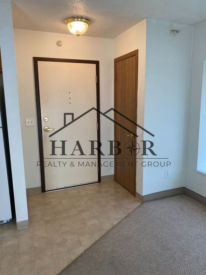 146 S Broadway St - Photo 3 of 8