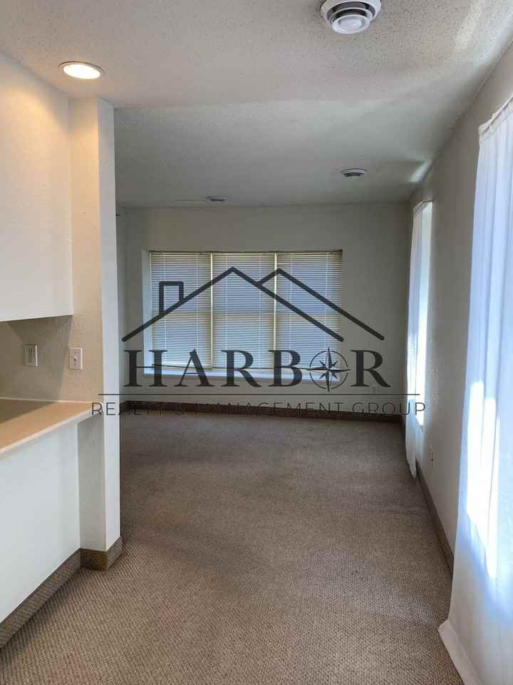 146 S Broadway St - Photo 5 of 8