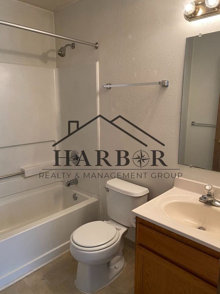 146 S Broadway St - Photo 6 of 8