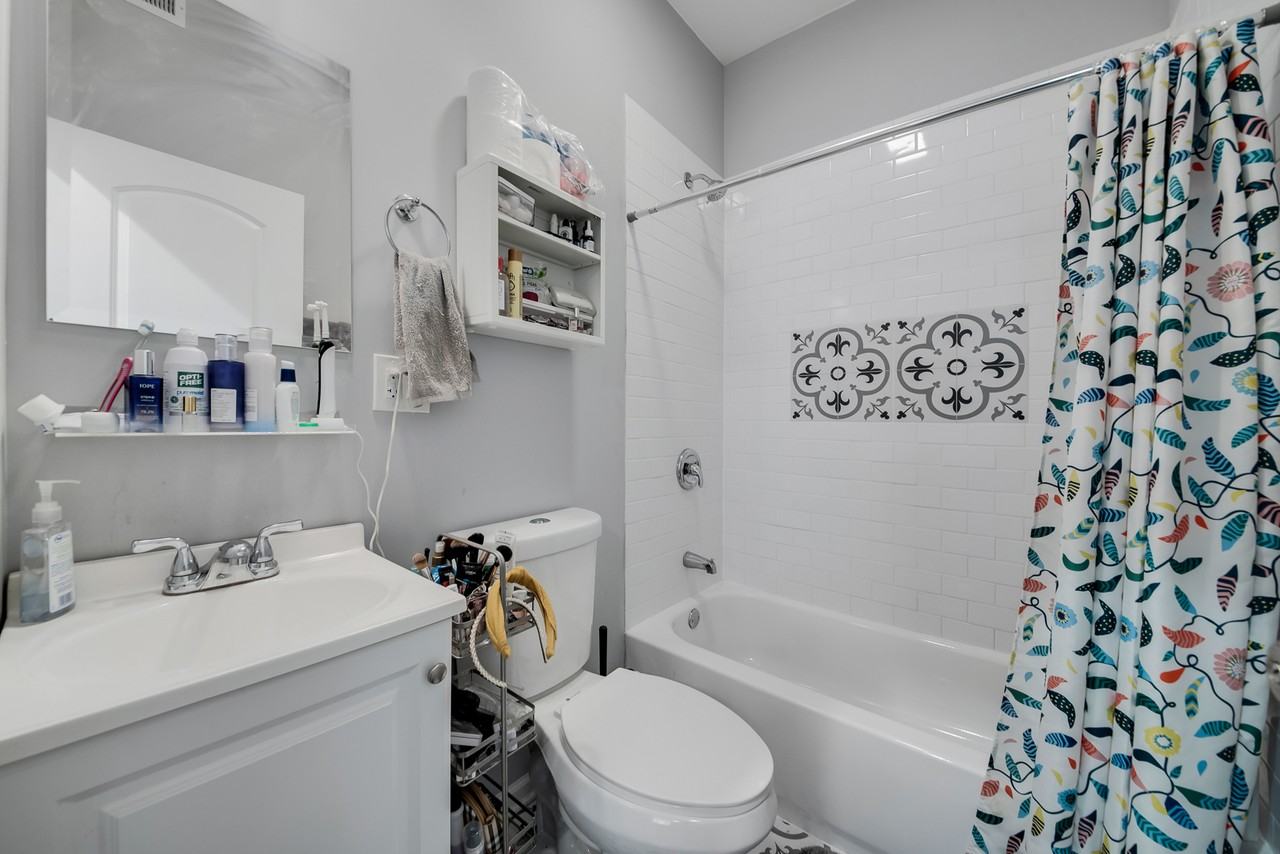 1603 S Wood St #1R - Photo 4 of 9