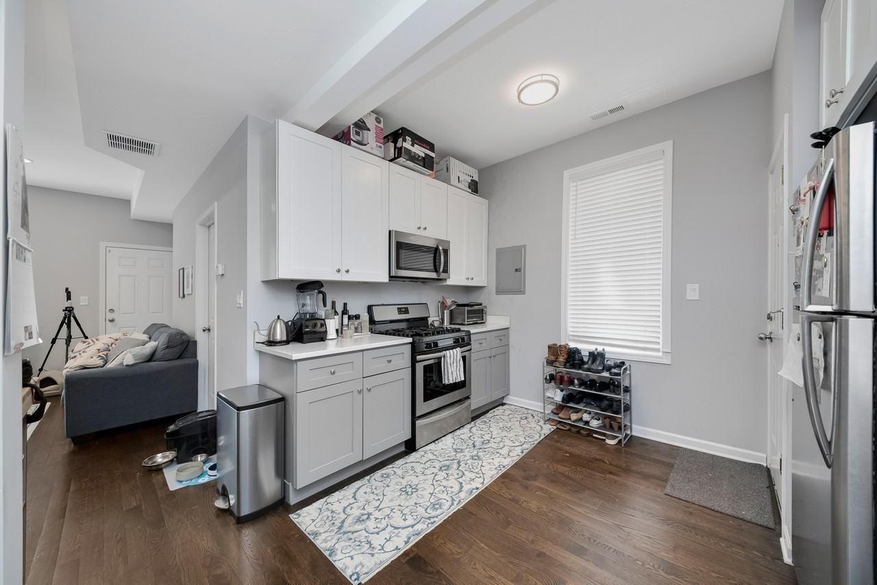 1603 S Wood St #1R - Photo 2 of 9