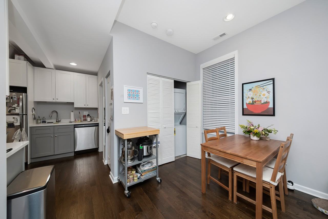 1603 S Wood St #1R - Photo 3 of 9