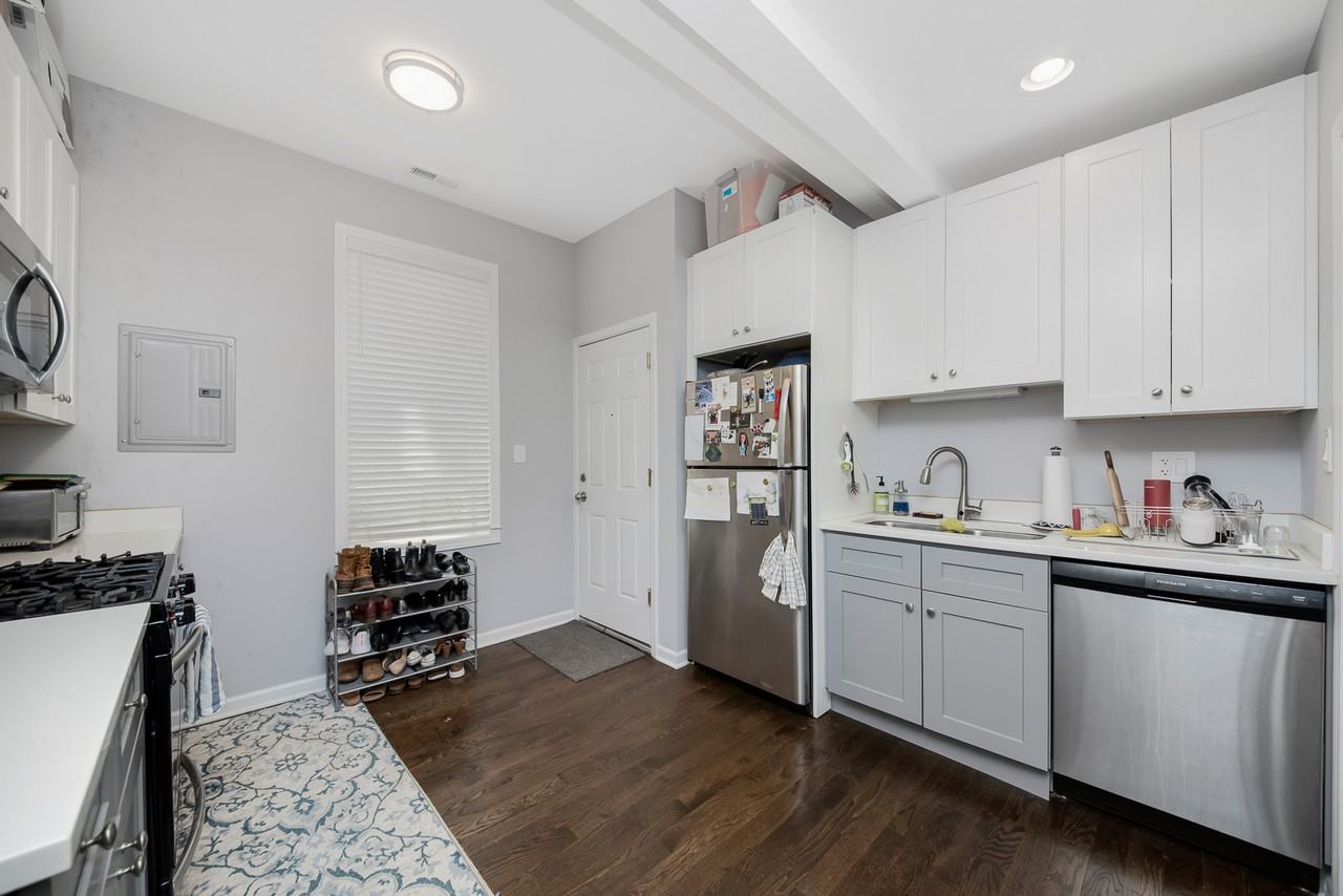 1603 S Wood St #1R - Photo 5 of 9