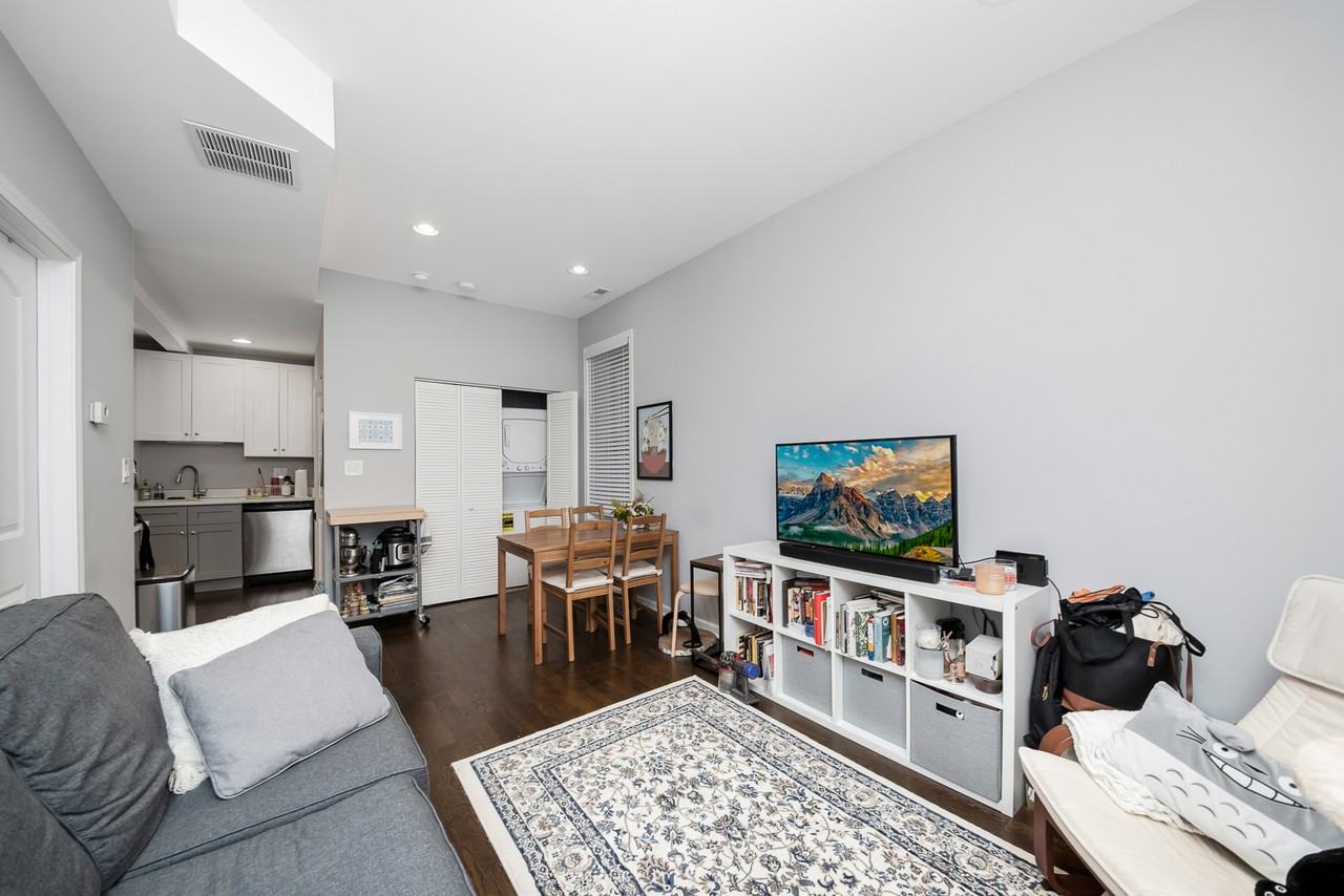 1603 S Wood St #1R - Photo 6 of 9