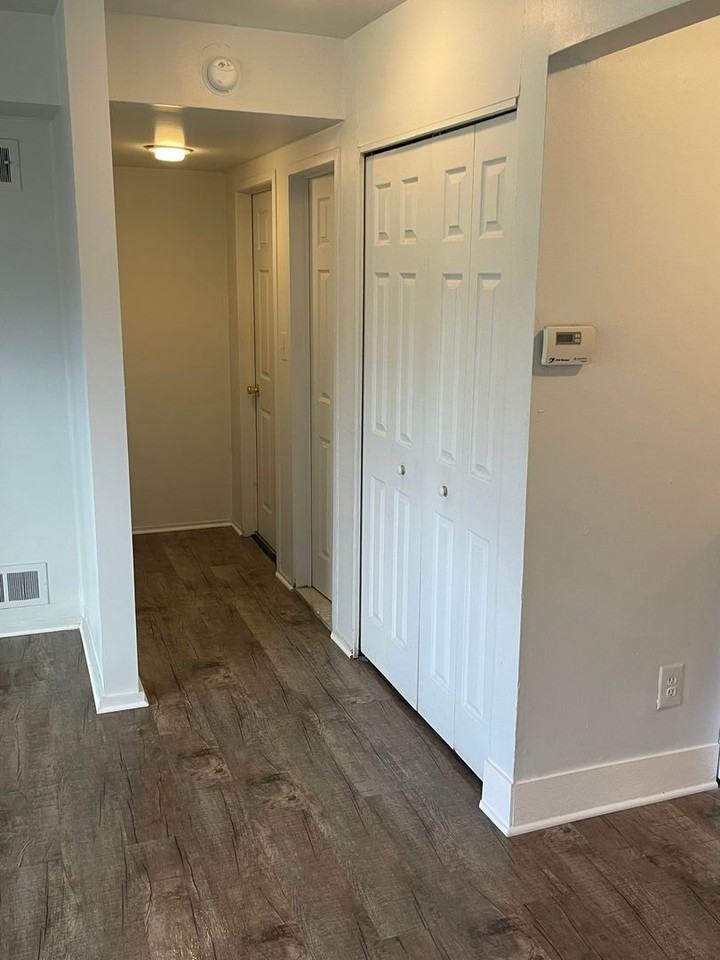 Ambassador West Apartments - Photo 4 of 25