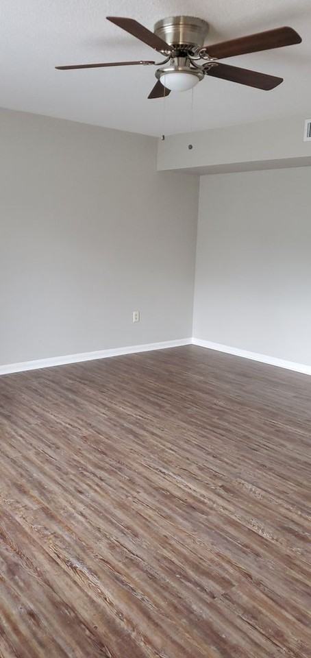 Les Chateaux Apartments - Photo 2 of 50
