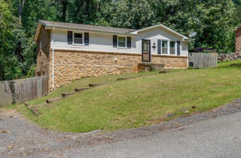 1143 Chestnut Dr - Photo 2 of 13