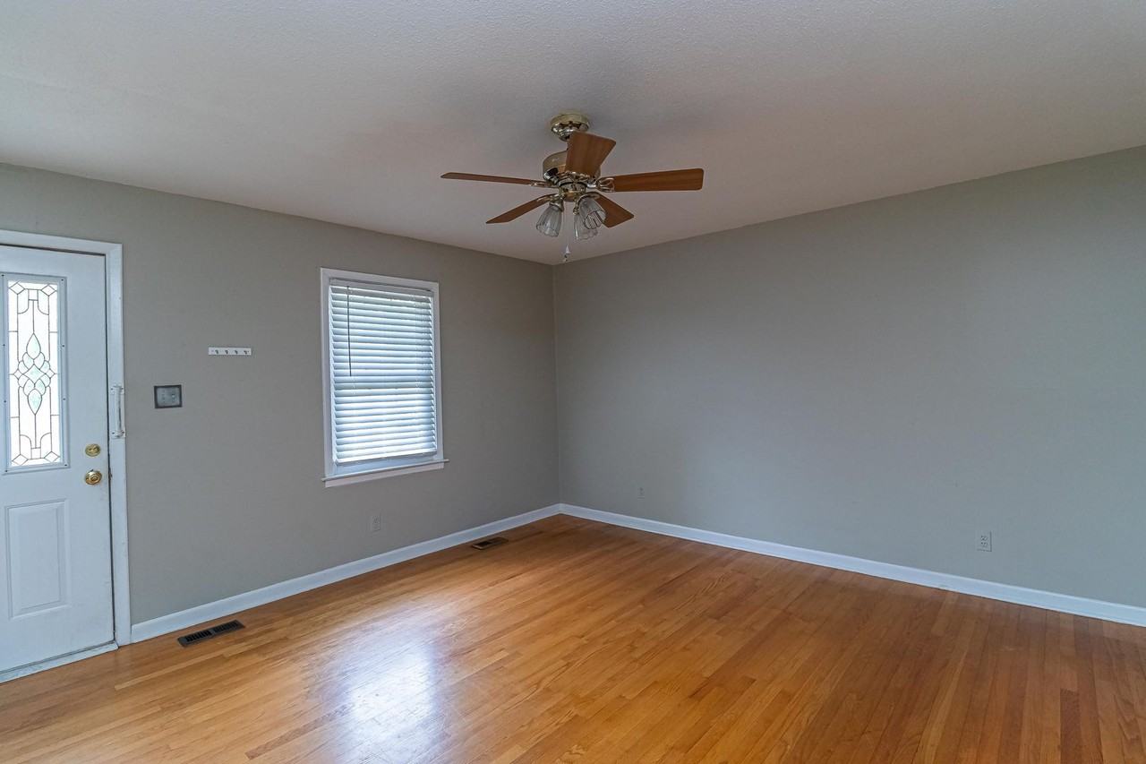 160 Oak Circle Dr - Photo 3 of 31